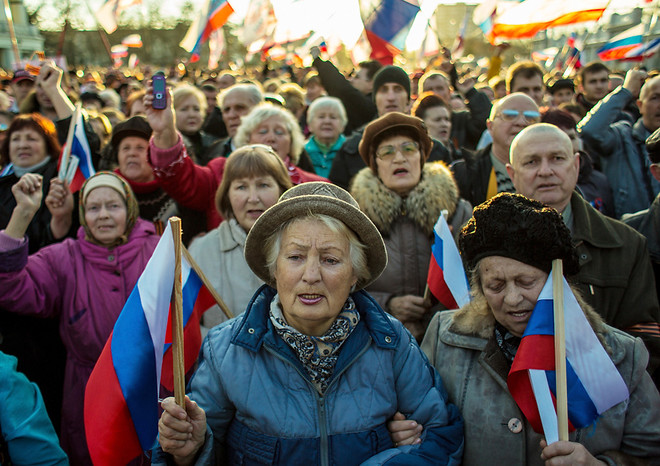 Участники митинга в&nbsp;поддержку России на&nbsp;центральной площади Евпатории