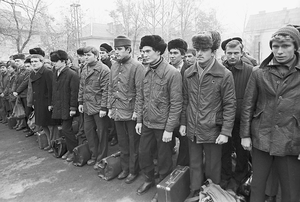 Призывники на сборном пункте. Ульяновская область, 1982 год