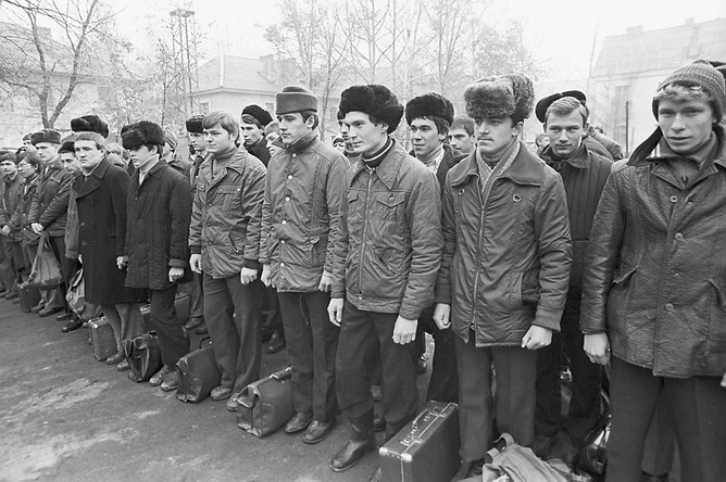 Призывники на сборном пункте. Ульяновская область, 1982 год
