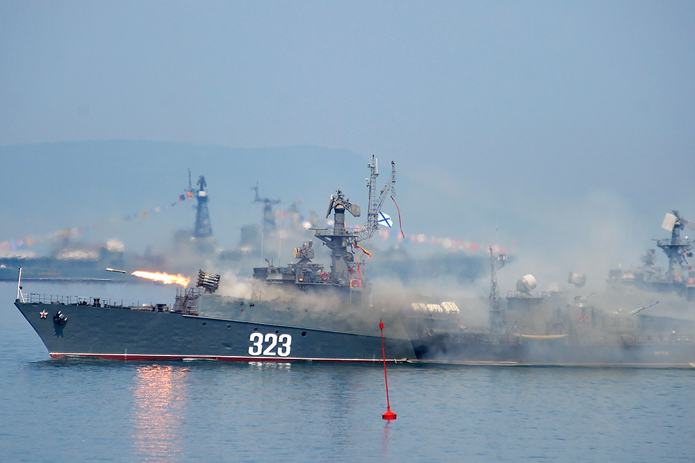Корабли Тихоокеанского флота (ТОФ) во время военно-морского парада в День ВМФ России