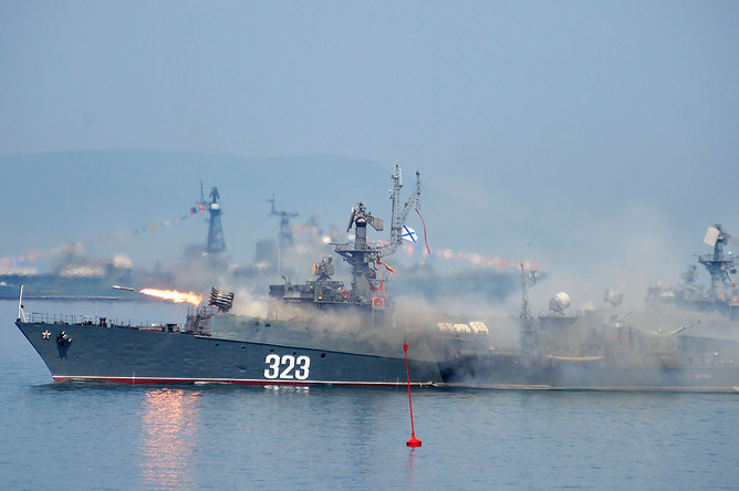 Корабли Тихоокеанского флота (ТОФ) во время военно-морского парада в День ВМФ России