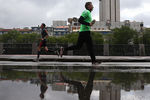 Участники забега на 21,1 км во время полумарафона по набережным столицы 