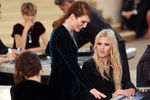 Джулианна Мур и модель Лара Стоун на показе Chanel на Неделе высокой моды в Париже