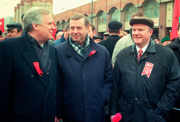 Николай Рыжков, Геннадий Селезнев и Геннадий Зюганов во время митинга на&nbsp;Лубянской площади, 1998&nbsp;год