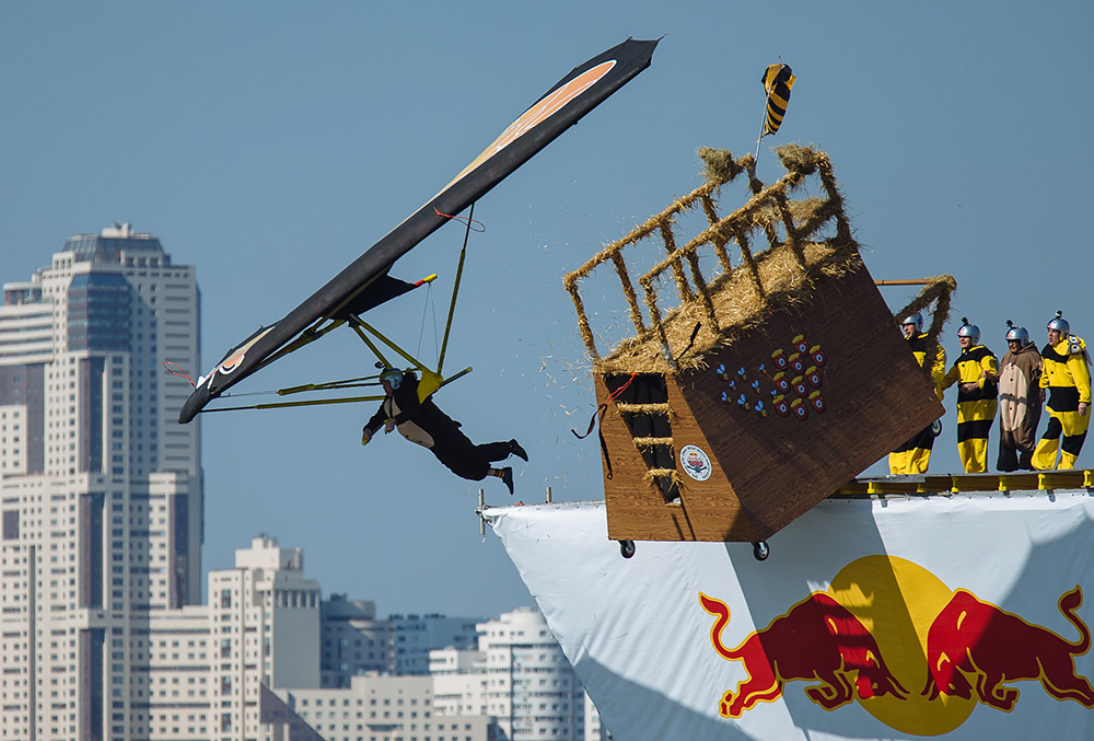 Участники чемпионата самодельных летательных аппаратов Red Bull Flugtag в Крылатском
