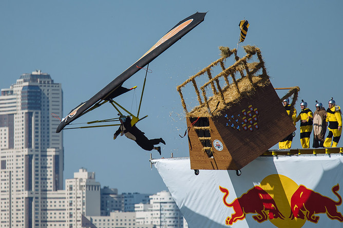 Участники чемпионата самодельных летательных аппаратов Red Bull Flugtag в Крылатском