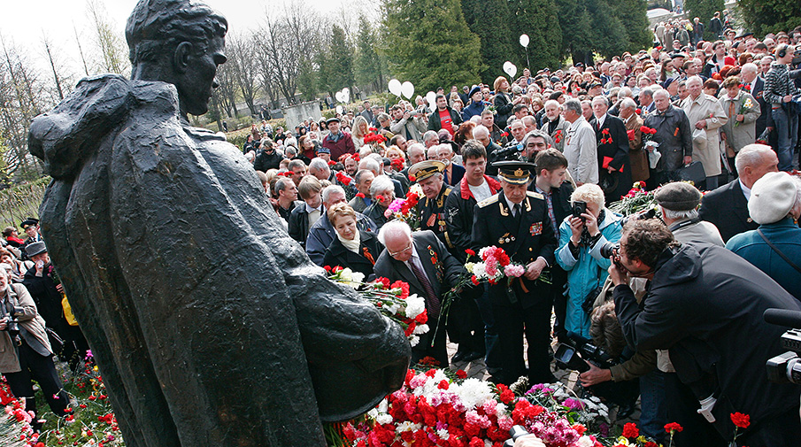 Возложение цветов к памятнику «Бронзовому солдату» на Военном кладбище Таллина