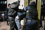 Сотрудники правоохранительных органов производят задержание у здания парламента в Кишиневе