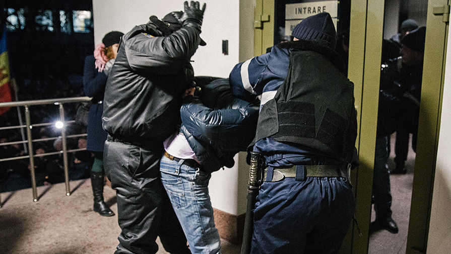 Сотрудники правоохранительных органов производят задержание у&nbsp;здания парламента в&nbsp;Кишиневе