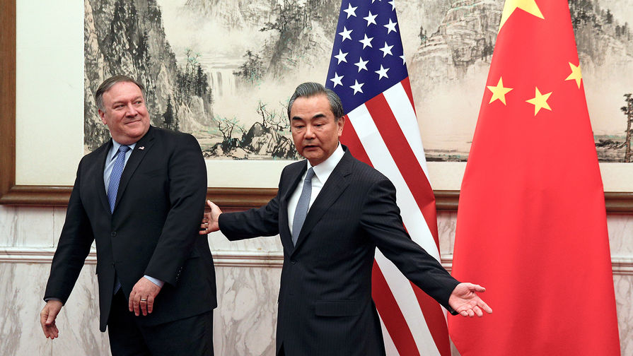 Госсекретарь США Майк Помпео и глава МИД КНР Ван И перед началом встречи в Пекине, октябрь 2018 года