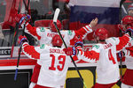 Игроки сборной России радуются заброшенной шайбе в матче 1/4 финала молодежного чемпионата мира по хоккею между сборными командами Швейцарии и России