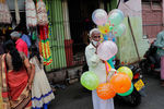 Уличный торговец продает воздушные шары возле храма в Новый год в Коломбо