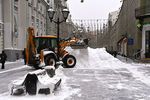 Работа снегоуборочной техники на Никольской улице в Москве, 13 февраля 2021 года
