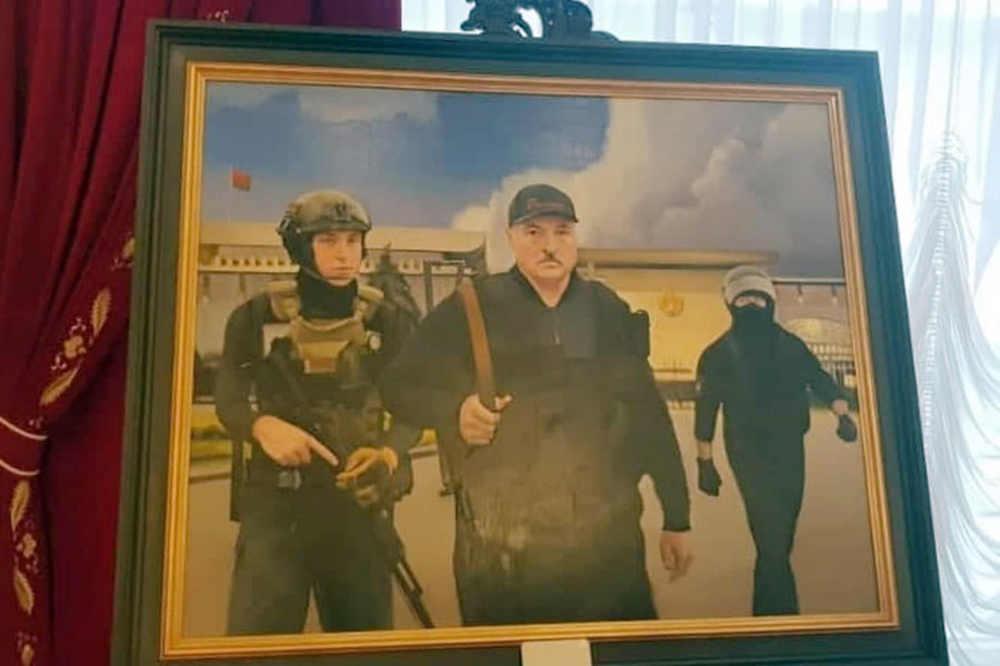 Картину с изображением Лукашенко и его сына с автоматами вывесили во Дворце  независимости - Газета.Ru