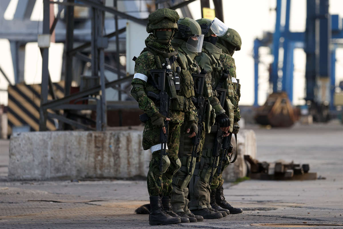 Военнослужащие РФ на морском торговом порту в Мариуполе