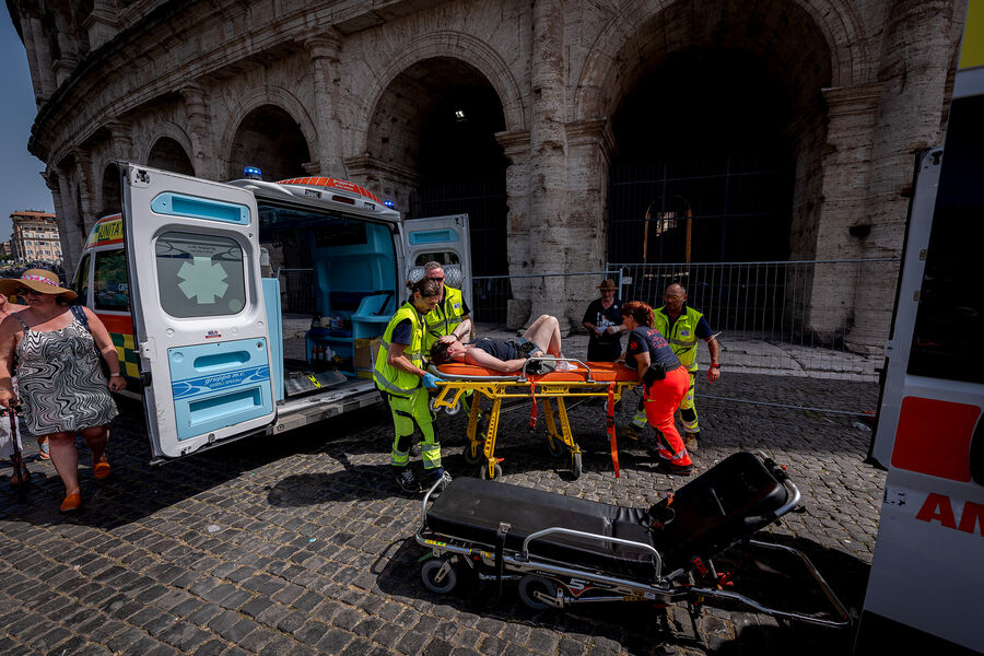 Врачи оказывают помощь туристу у&nbsp;Колизея, которому стало плохо из-за жаркой погоды, Рим, Италия