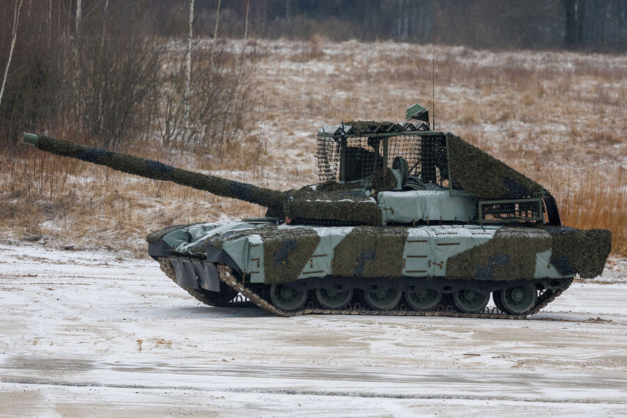 Танк Т-80БВМ с&nbsp;противодроновым козырьком, комплексом РЭБ и комплексом средств снижения заметности (КССЗ) &laquo;Накидка&raquo;
