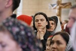 Прихожане во время пасхального богослужения в Спасо-Преображенском кафедральном соборе во Владивостоке, 18 апреля 2025 года