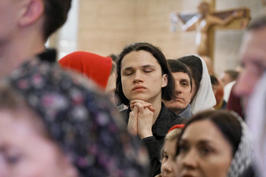 Прихожане во время пасхального богослужения в&nbsp;Спасо-Преображенском кафедральном соборе во Владивостоке, 18&nbsp;апреля 2025&nbsp;года