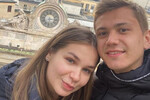 <b>Иван Обляков и Наталья Лаугина</b>
<br><br>
Полузащитник ЦСКА Иван Обляков и его избранница Наталья Лаугина знакомы со школьной скамьи — супруги вместе обучались в одной из гимназий Санкт-Петербурга. Пока девушка училась на гидрографа в Государственном университете морского и речного флота, Обляков строил карьеру в спорте. Сначала они просто дружили, но с годами их отношения переросли в романтические. В 2021 году Обляков и Лаугина поженились, а в 2024-м у супругов родилась дочь Кира. 
