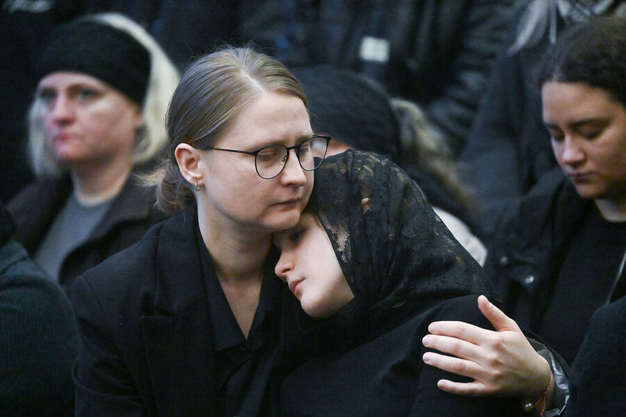 Жена актера Романа Попова Юлия с&nbsp;дочерью на&nbsp;церемонии прощания в&nbsp;Центральной клинической больнице (ЦКБ) в&nbsp;Москве, 1&nbsp;ноября 2025&nbsp;года