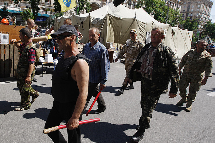 Активисты на улице Крещатик перед демонтажем палаток