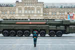 Подвижный грунтовый ракетный комплекс (ПГРК) «Ярс» с РС-24 на военном параде на Красной площади