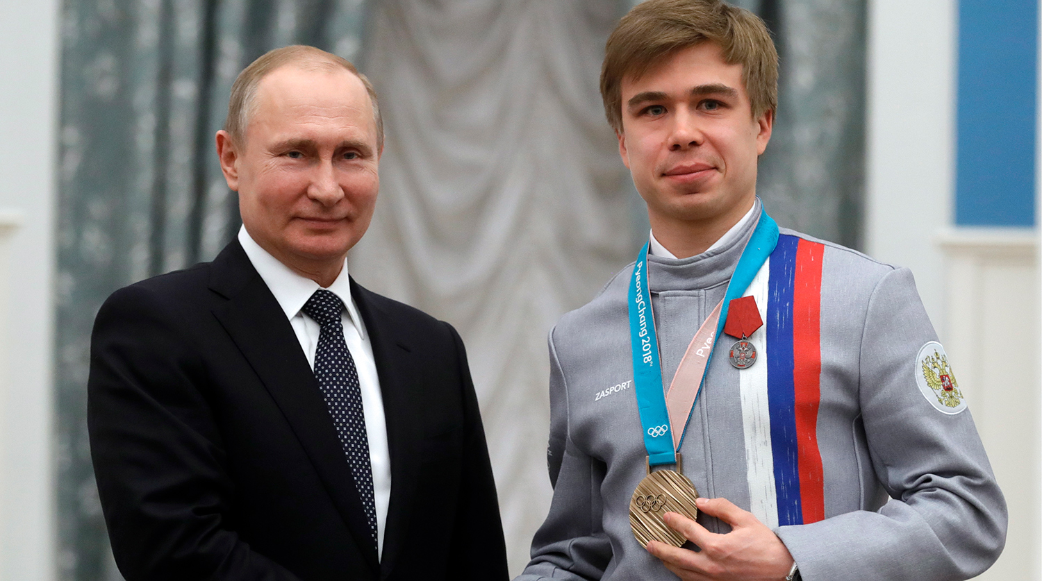 Владимир Путин и бронзовый призер в шорт-треке Семен Елистратов, награжденный орденом «За заслуги перед Отечеством I степени» на церемонии вручения государственных наград победителям и призерам XXIII зимних Олимпийских игр в Пхенчхане, 28 февраля 2018 года