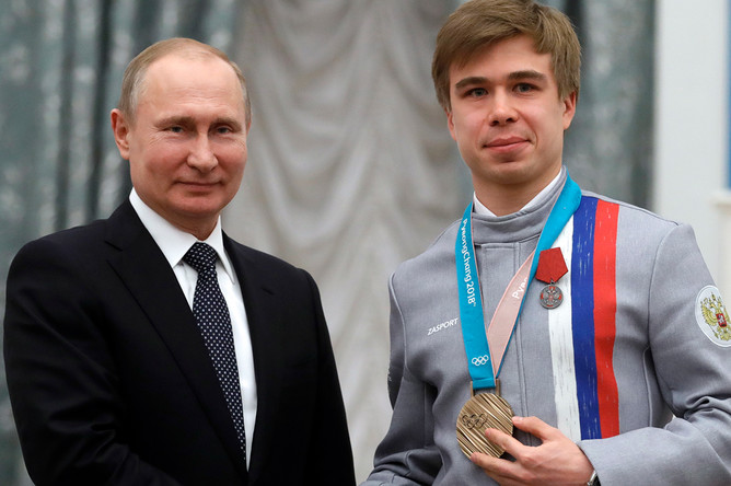 Владимир Путин и бронзовый призер в шорт-треке Семен Елистратов, награжденный орденом «За заслуги перед Отечеством I степени» на церемонии вручения государственных наград победителям и призерам XXIII зимних Олимпийских игр в Пхенчхане, 28 февраля 2018 года