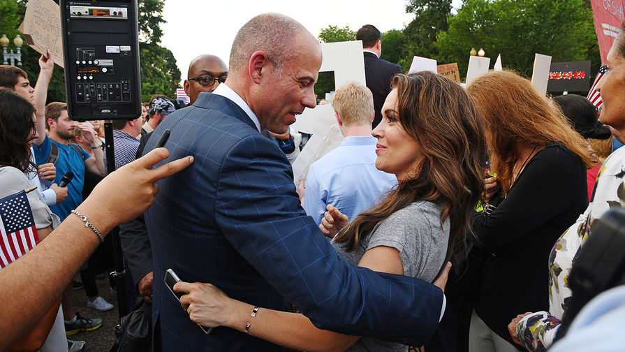 Адвокат Майкл Авенатти и актриса Алисса Милано во время демонстрации около Белого дома в Вашингтоне, июль 2018 года