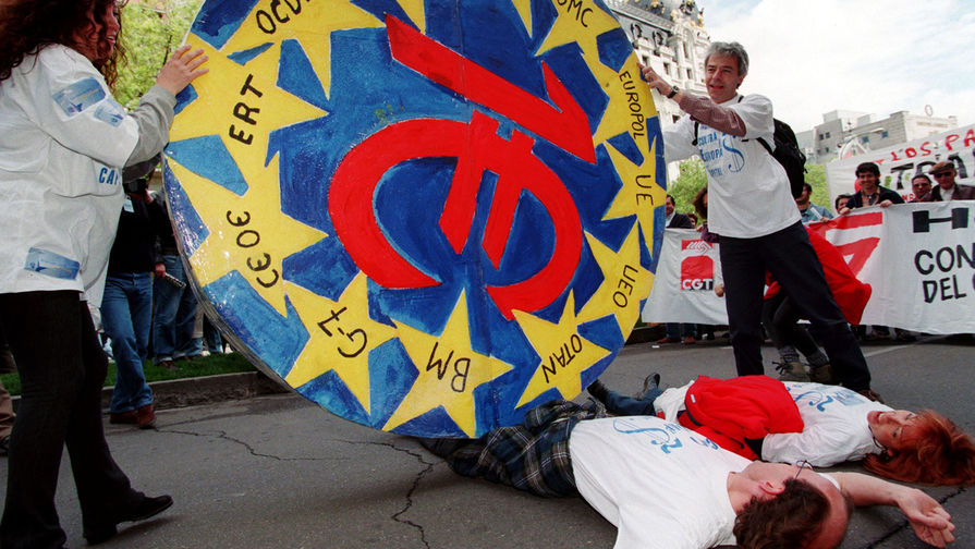 Участники демонстрации профсоюзов в Мадриде, обеспокоенные возможной потерей рабочих мест из-за введения единой европейской валюты, 1998 год