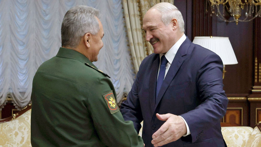Министр обороны РФ Сергей Шойгу и президент Белоруссии Александр Лукашенко (слева направо) во время встречи в Минске, 16 сентября 2020 года 