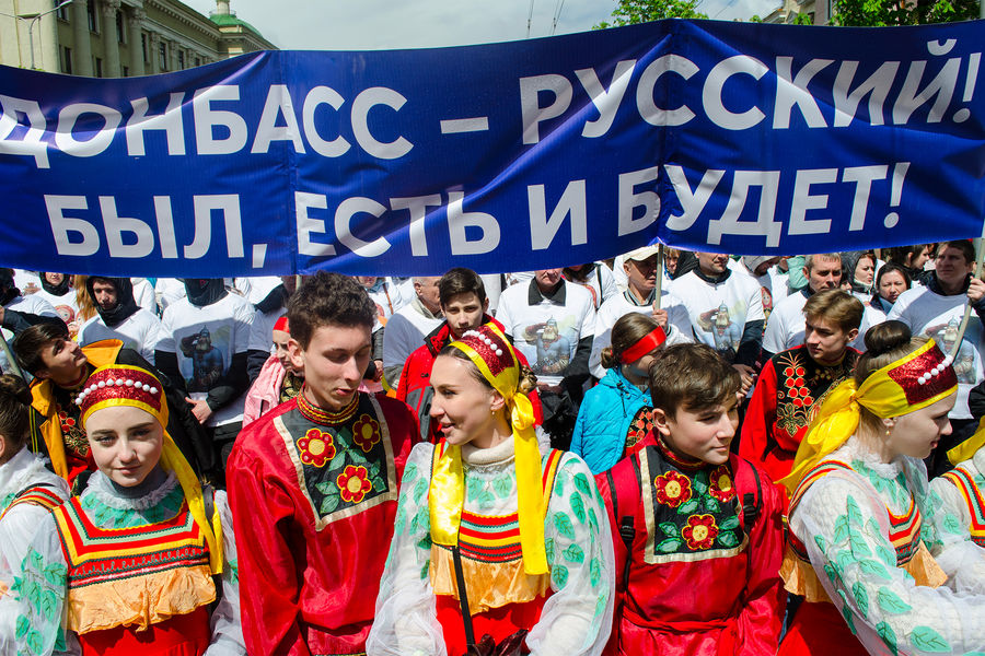 Жители самопровозглашенной Донецкой Народной Республики (ДНР) во время празднования 7-й годовщины Дня Республики в Донецке, 2021 год