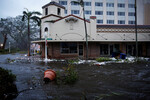Последствия урагана «Иен» на улицах Форт-Майерс, Флорида, 28 сентября 2022 года 