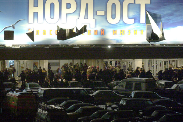 У&nbsp;здания Театрального центра на&nbsp;Дубровке после освобождения заложников, Москва, 26&nbsp;октября 2002&nbsp;года