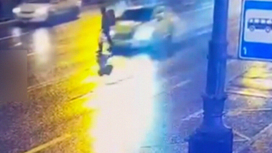 Появилось видео момента наезда автомобиля Mercedes-Benz на пешехода в Санкт-Петербурге