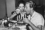 Джерри Ли Льюис и его 13-летняя невеста Майра Льюис, обедают в отеле в Лондоне после того, как британские театры отменили тур музыканта из-за общественного недовольства их отношениями, 1958 год