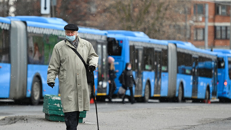 Водитель автобуса в Барнауле зажал дверьми голову пожилого пассажира