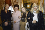 Слева направо: Лидия Федосеева-Шукшина, Наина Ельцина, Любовь Соколова и Ирина Мирошниченко на встрече в Кремле, 1994 год