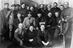 Иосиф Сталин, Владимир Ленин и Михаил Калинин (во втором ряду в центре слева направо) среди делегатов VIII съезда РКП, 1919 год