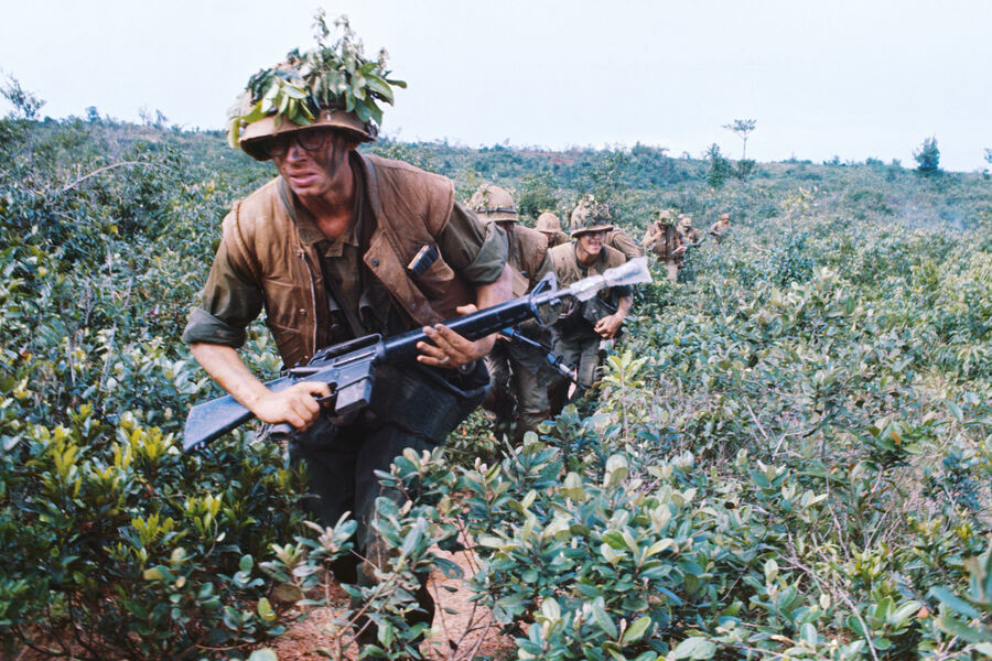 Морские пехотинцы армии США в демилитаризованной зоне во время войны во Вьетнаме, 1968 год