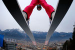Участник соревнования по прыжкам на лыжах с трамплина в Инсбруке