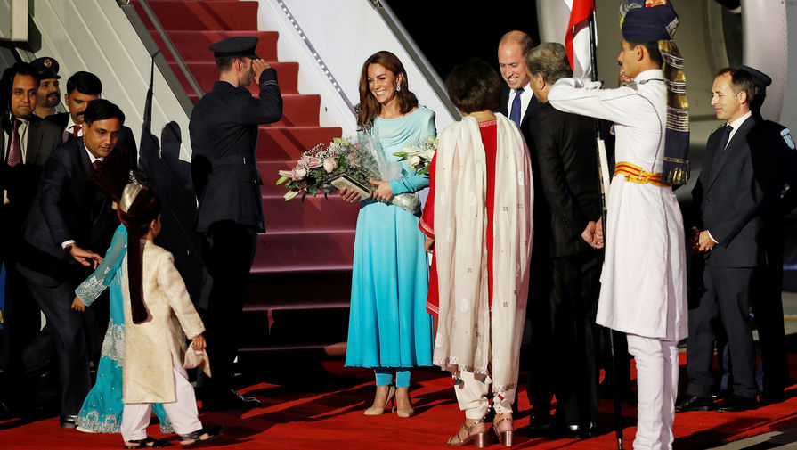 Герцогиня Кэтрин и принц Уильям у&nbsp;трапа самолёта в&nbsp;аэропорту Исламабада, 15 октября 2019 года