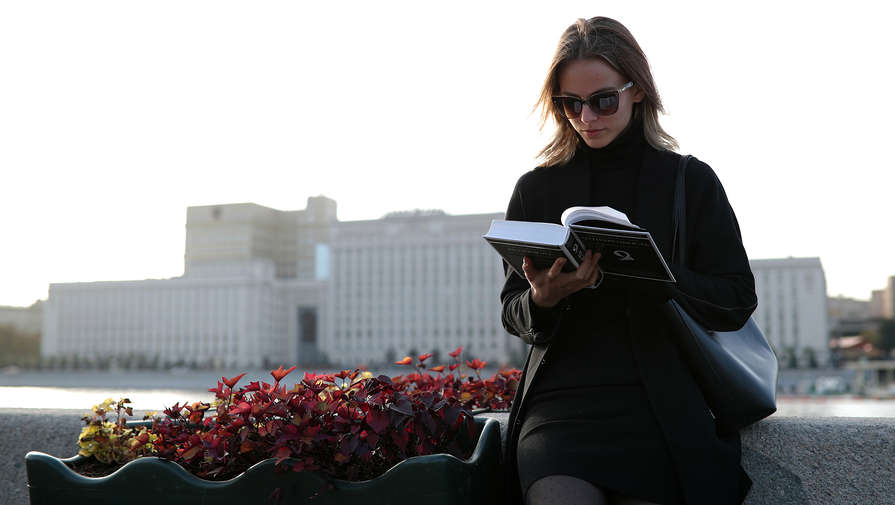 Без кинопремьер и Netflix россияне начали скупать бумажные книги