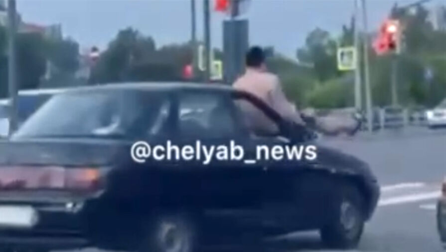 Полуголый пассажир проехал на капоте Lada в Челябинске