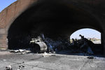 Остов самолета, сгоревшего в результате ракетного удара США по авиабазе в Сирии
