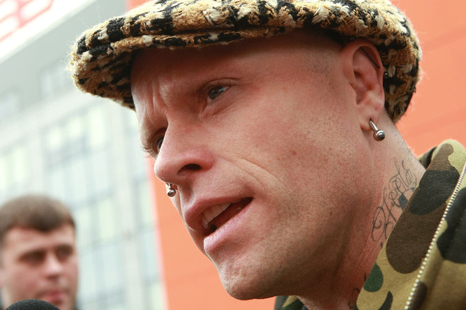 Участник группы The Prodigy вокалист Кит Флинт в аэропорту «Шереметьево», 2009 год