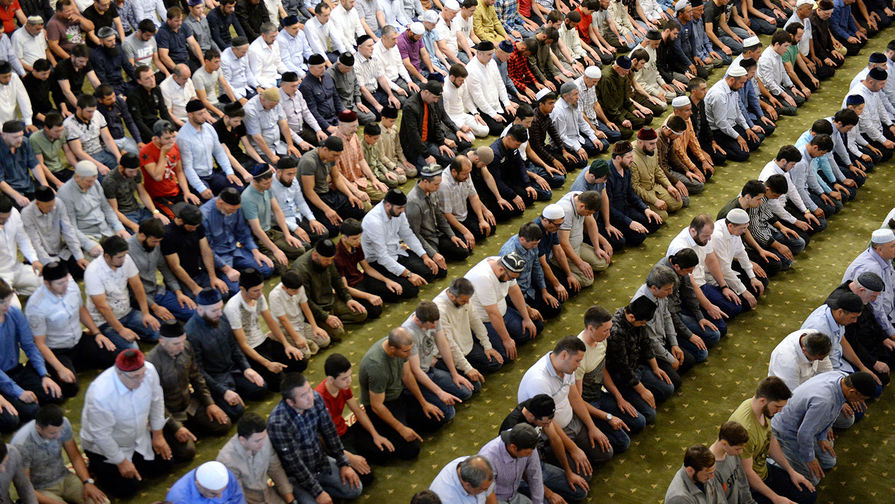 Мусульмане во время праздничной молитвы в&nbsp;мечети &laquo;Сердце Чечни&raquo; имени А. Кадырова в&nbsp;Грозном, 4 июня 2019 года 