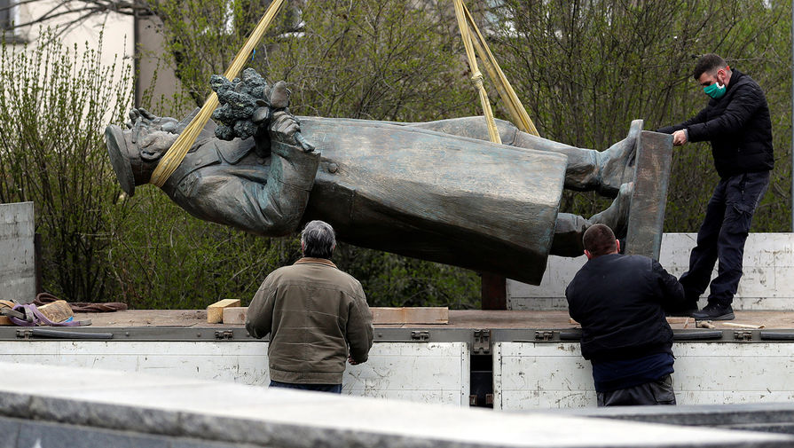 Демонтаж памятника советскому маршалу Коневу в Праге, 3 апреля 2020 года