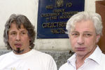 Писатель Владимир Сорокин и адвокат Генри Резни около здания ГСУ ГУМВД Москвы в день допроса Сорокина по делу о «распространении порнографии», 2002 год